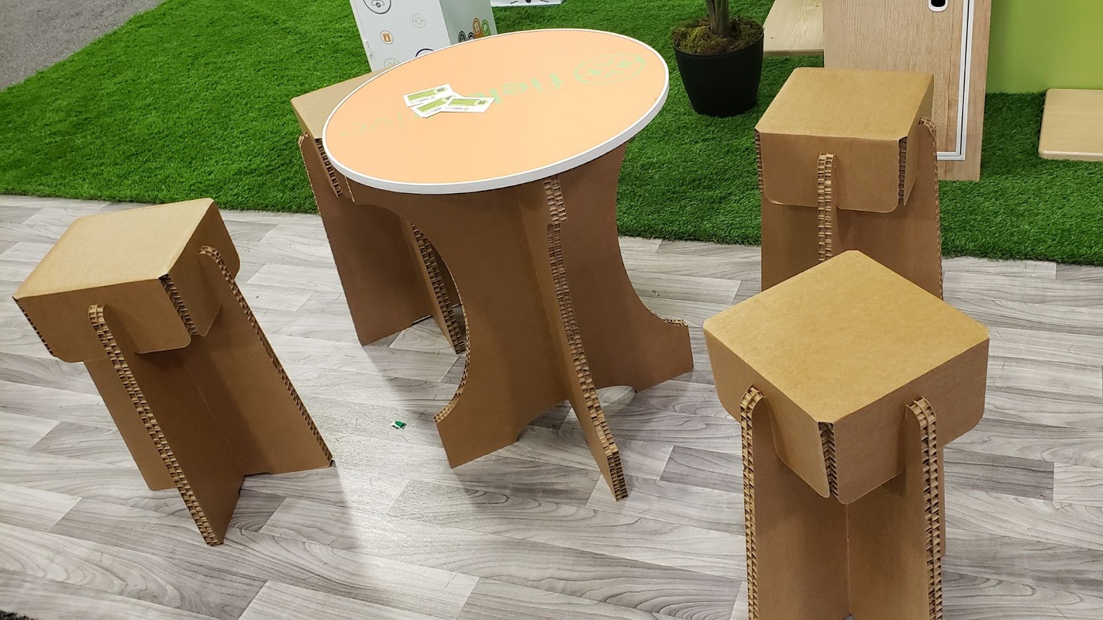 Cardborad table and chairs
