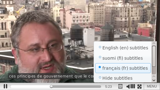 Man on TV, french captions displayed with options to select subtitles in other languages.